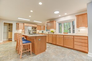Geladeira, micro-ondas, fogão, cooktop