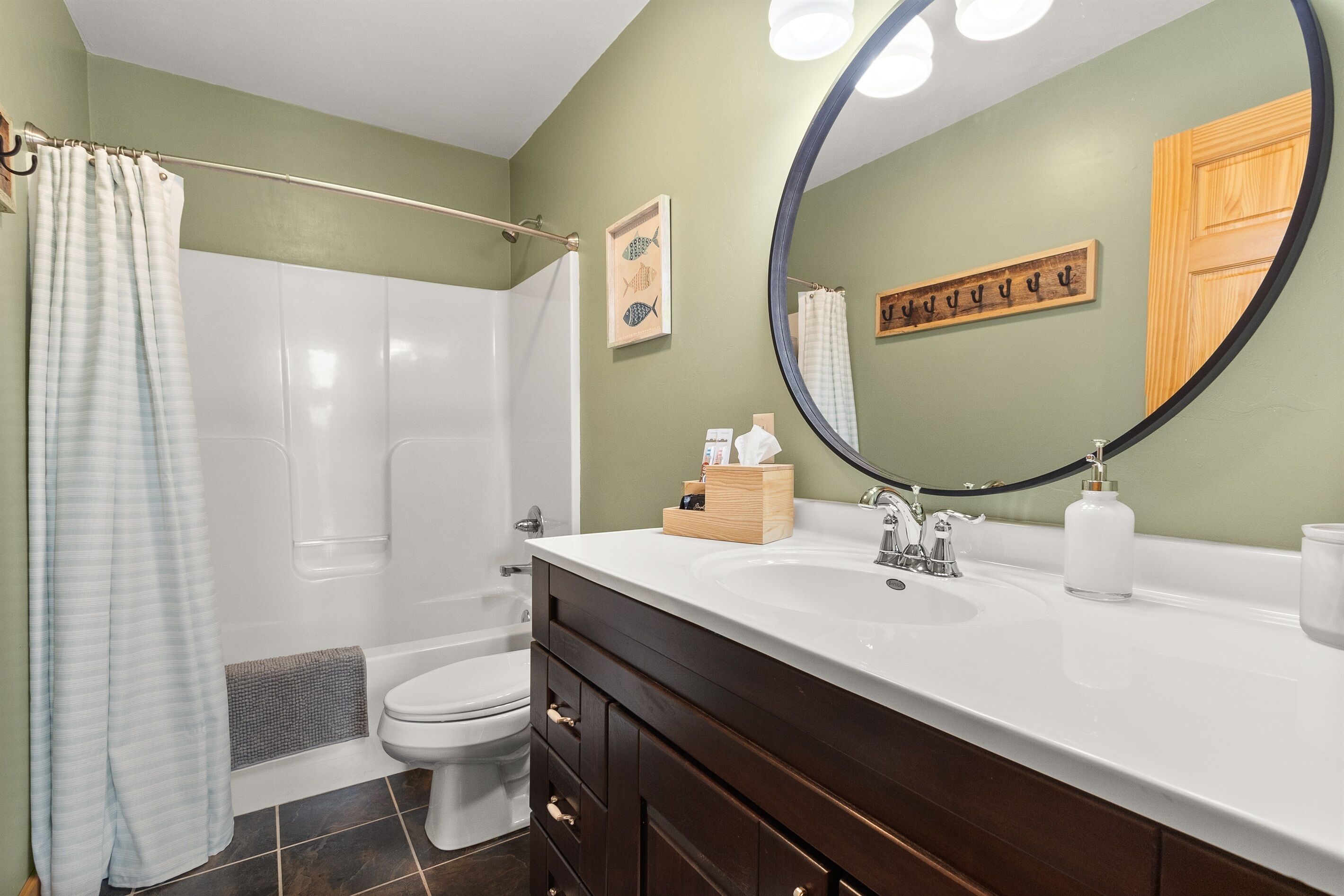 Combined shower/tub, hair dryer, towels