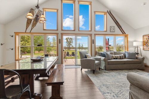 Sawyer Harbor Waterfront Escape