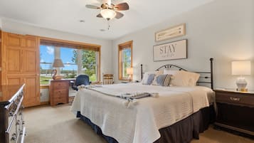 3 bedrooms, desk, iron/ironing board, travel crib