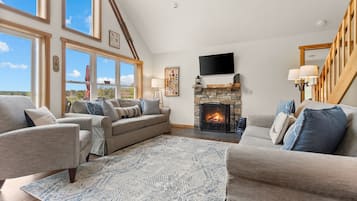 Una Smart TV, una chimenea, libros