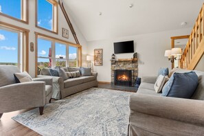 Smart-tv, een open haard en boeken