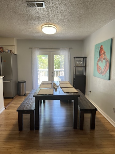 Quaint Bay Cottage close to Downtown and NAS!