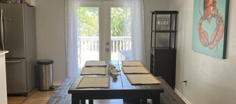 Quaint Bay Cottage close to Downtown and NAS!