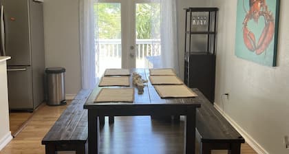 Quaint Bay Cottage close to Downtown and NAS!