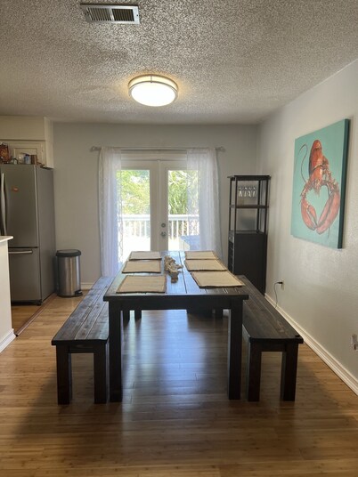 Quaint Bay Cottage close to Downtown and NAS!