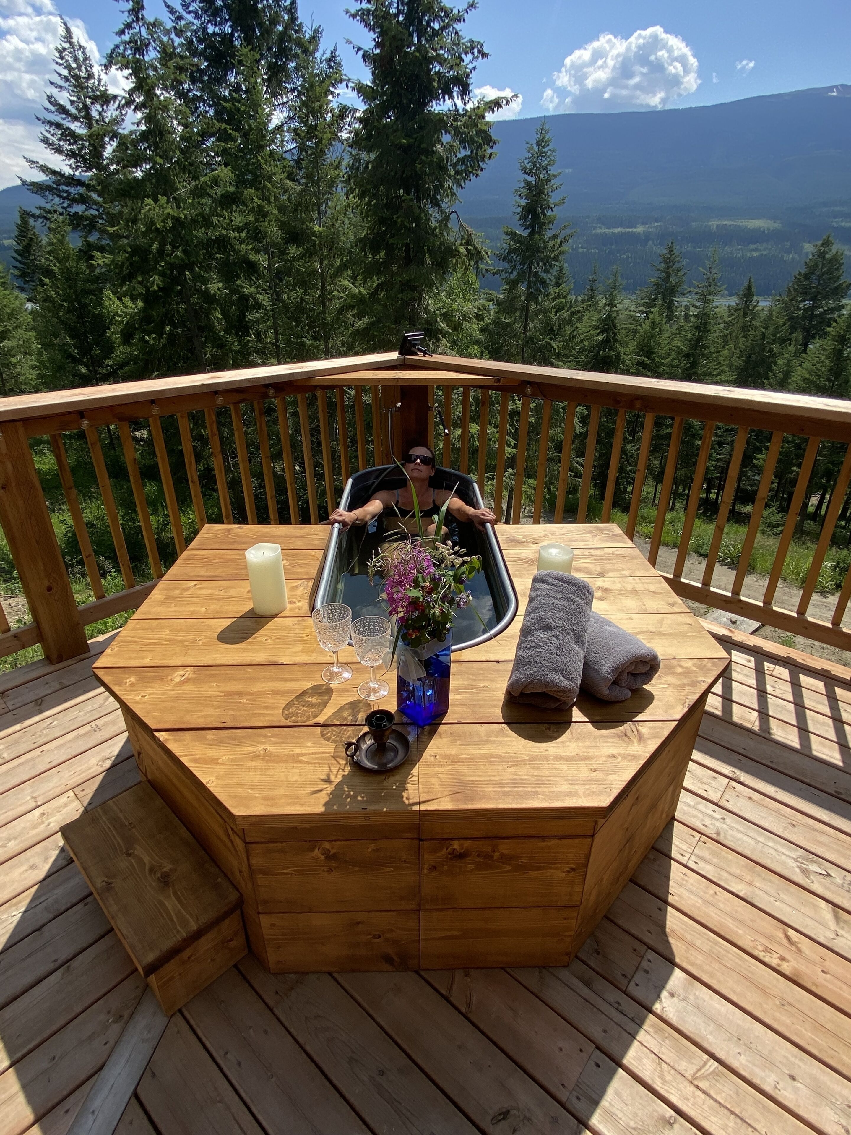 Outdoor spa tub