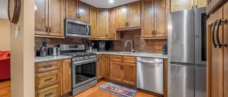 ثلاجة، ميكروويف، فرن، موقد طهي مسطح