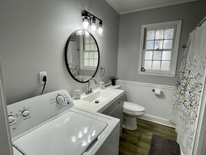 シャワー、タオル、石鹸、トイレットペーパー