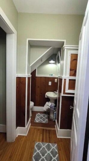 Douche, sèche-cheveux, serviettes fournies, savon