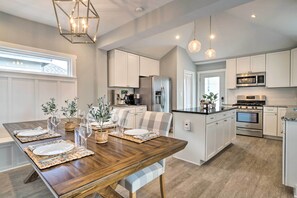 Réfrigérateur, four à micro-ondes, surface de cuisson, lave-vaisselle
