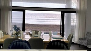 Un comedor con vistas a la playa.