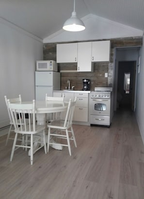 Dining - Waterfront, cozy, clean one bedroom, newly renovated cottage (Sauble Beach)