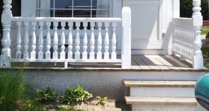 Waterfront, cozy, clean one bedroom, newly renovated cottage