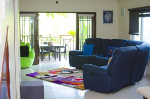 Penthouse Luxe, 3 chambres, vue plage, en front de plage | Coin séjour | Télévision