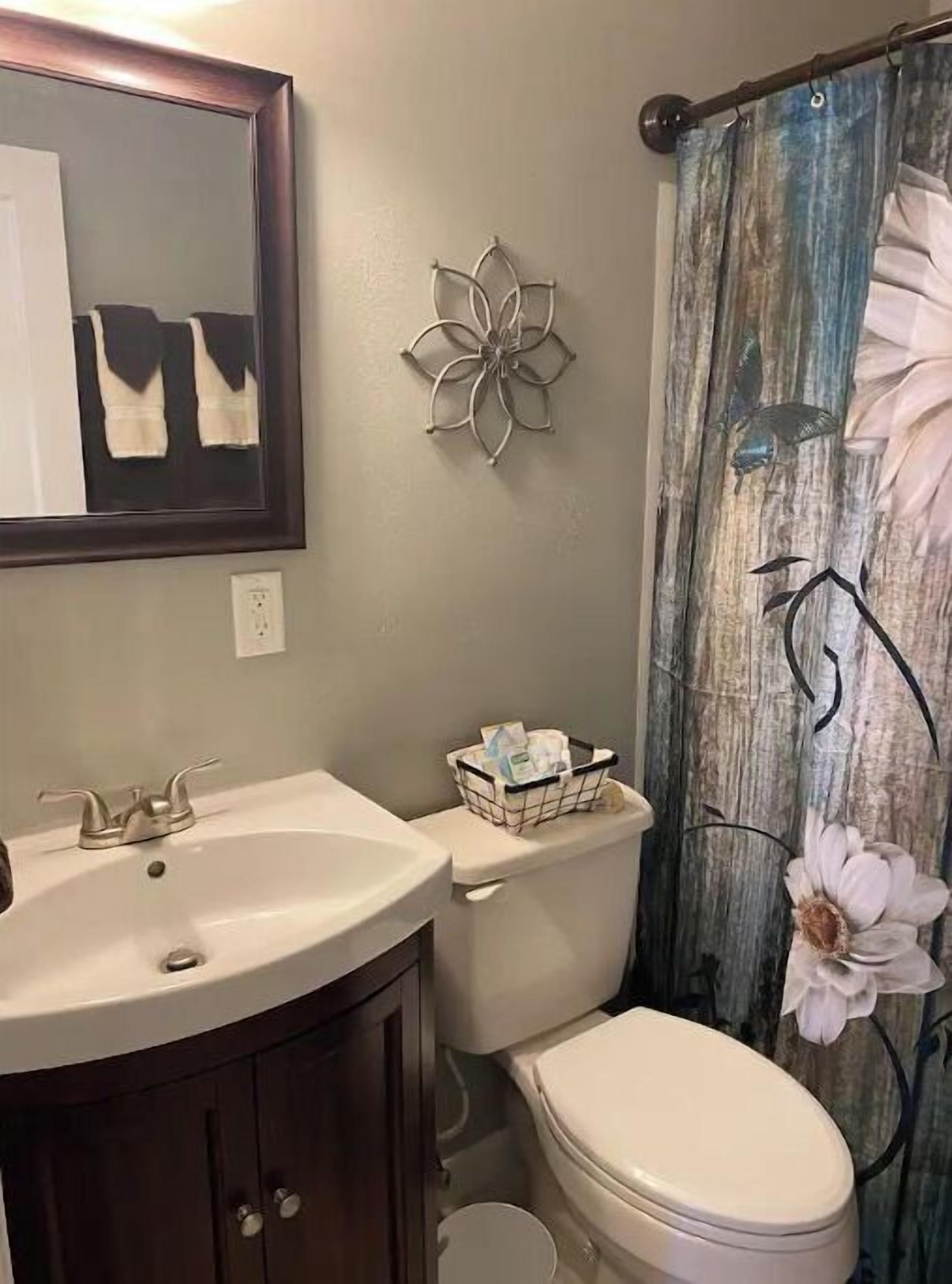 Suihkun ja ammeen yhdistelmä, hiustenkuivaaja, pyyhkeet, saippua