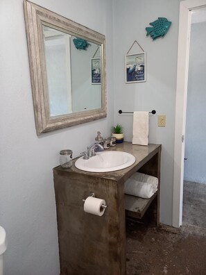Regadera, secadora de cabello, bidet, toallas