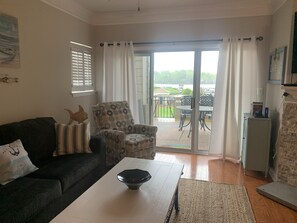 Smart TV, fireplace, books - Lovely 1st Floor, Waterfront 2 Bedroom Condo with Pool, Pickleball and Tennis (Davidson)