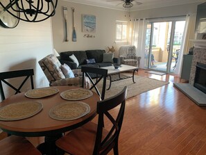 Älytelevisio, takka, kirjoja