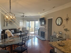 Smart TV, chimenea y libros 