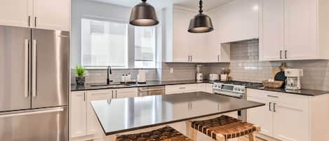 Fridge, microwave, stovetop, dishwasher