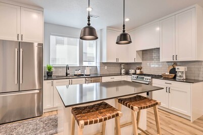 Modern-Chic Provo Townhome 1 Mi to BYU Campus