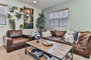 Living area - CASA BONITA - close to la adventures and nature (Palmdale)