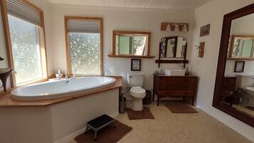 Tina con regadera, amenidades de baño ecológicas, secadora de cabello