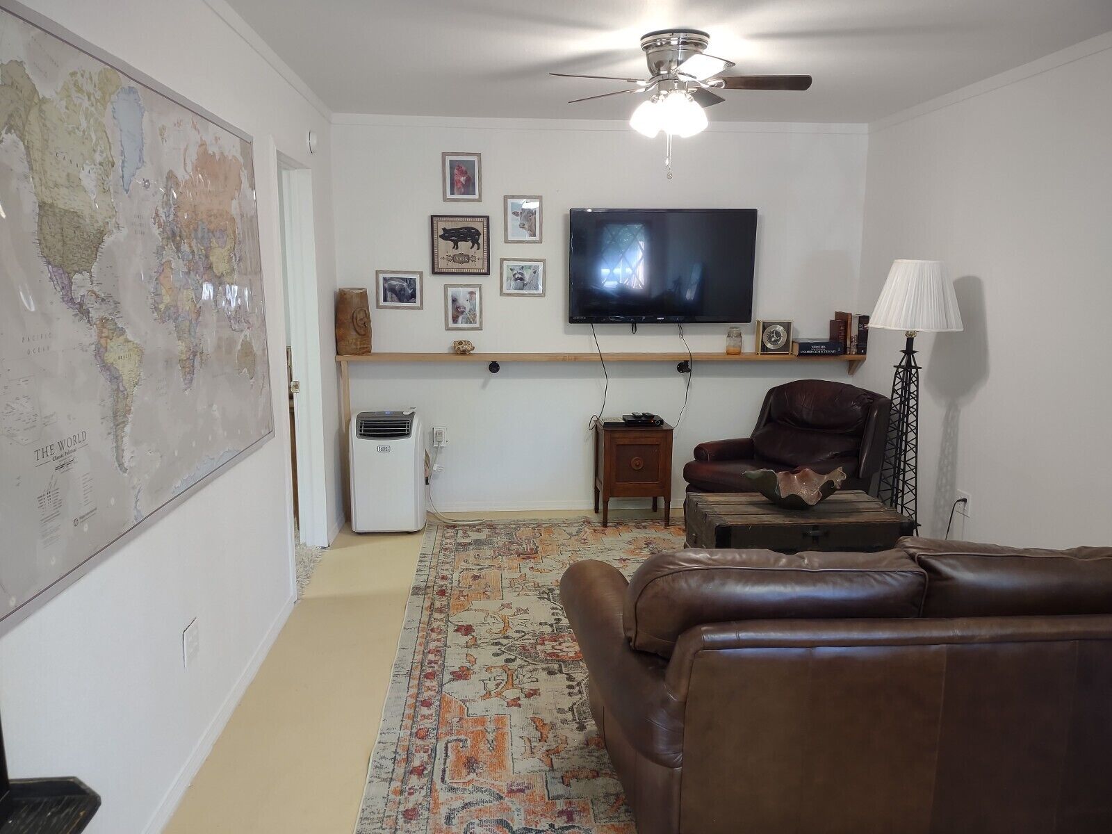 Een smart-tv, videogames, een dvd-speler en boeken