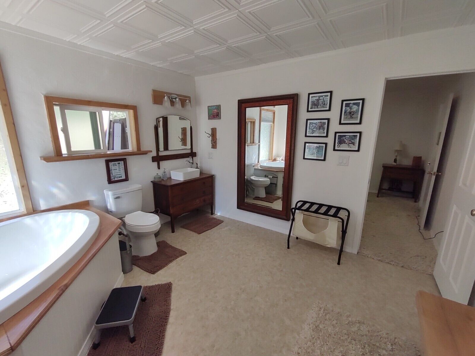 Een bad/douchecombinatie, milieuvriendelijke toiletartikelen