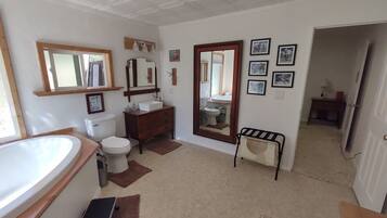 Tina con regadera, amenidades de baño ecológicas, secadora de cabello