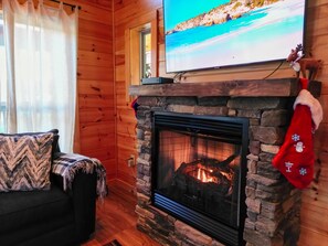 Een smart-tv, een open haard, een dvd-speler en tafelvoetbal