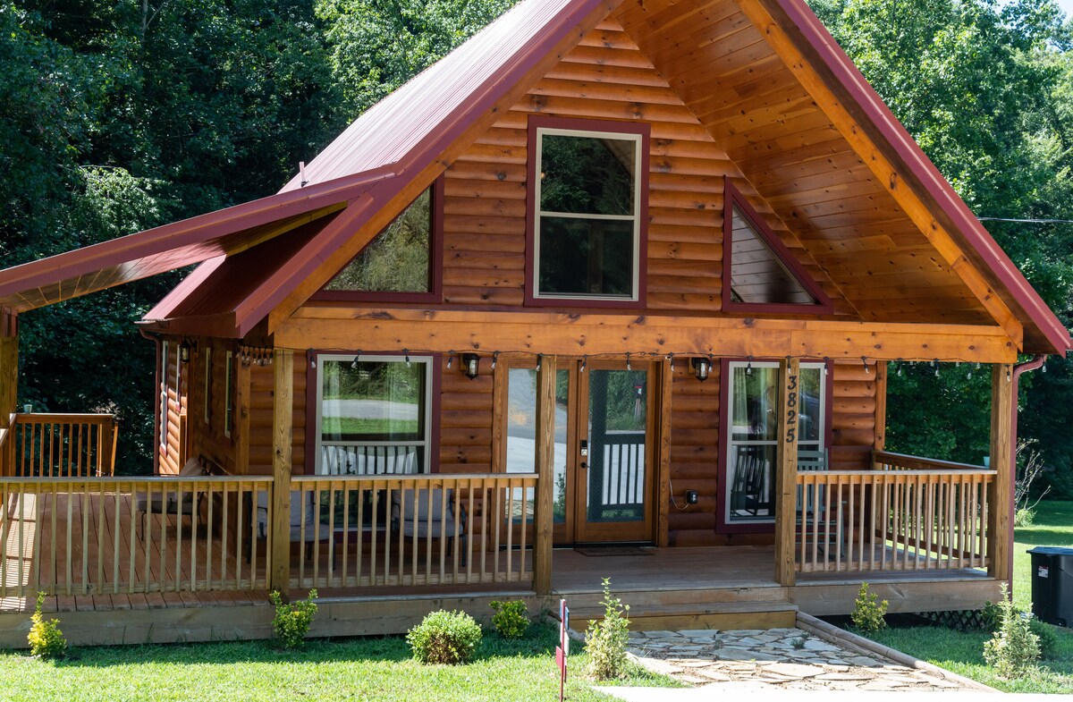 Luxurious Log Cabin Retreat Hot Tub Fireplace, Fire pit, Foosball, BBQ, 4 TVs