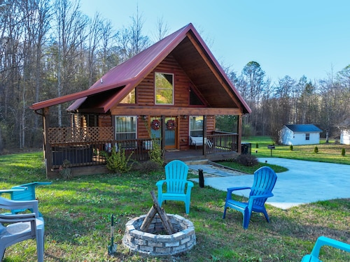 Luxurious Log Cabin Retreat Hot Tub Fireplace, Fire pit, Foosball, BBQ, 4 TVs