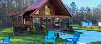 Luxurious Log Cabin Retreat Hot Tub Fireplace, Fire pit, Foosball, BBQ, 4 TVs