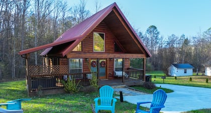 Luxurious Log Cabin Retreat Hot Tub Fireplace, Fire pit, Foosball, BBQ, 4 TVs