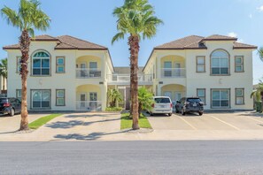 Exterior - Spacious Ground Floor Condo With Semi-private Pool, 1 Block to Beach (South Padre Island)
