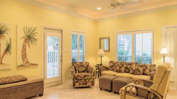 Condo, nhiều giường, ban công, quang cảnh hồ bơi (SEA SHELL ISLE 2B) | Khu phòng khách | TV màn hình phẳng 40-inch có truyền hình cáp, TV