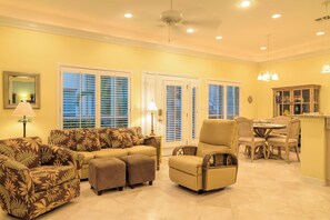 Apartment, Mehrere Betten, Balkon, Poolblick (SEA SHELL ISLE 2B) | Wohnbereich | 40-Zoll-Flachbildfernseher mit Kabelempfang, Fernseher