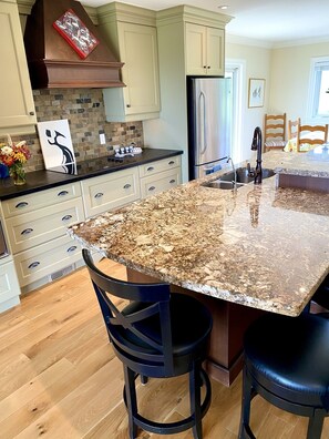 Fridge, microwave, oven, stovetop - Cottage with a view Blue Mountains/Thornbury (Thornbury)