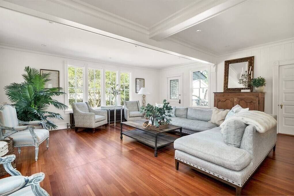 Een televisie en een open haard