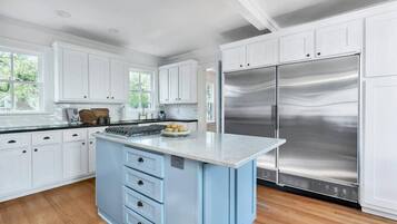 Køleskab, mikrobølgeovn, ovn, kogeplade