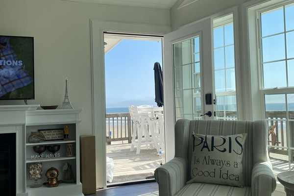 Smart-TV, peis, bøker og stereoanlegg