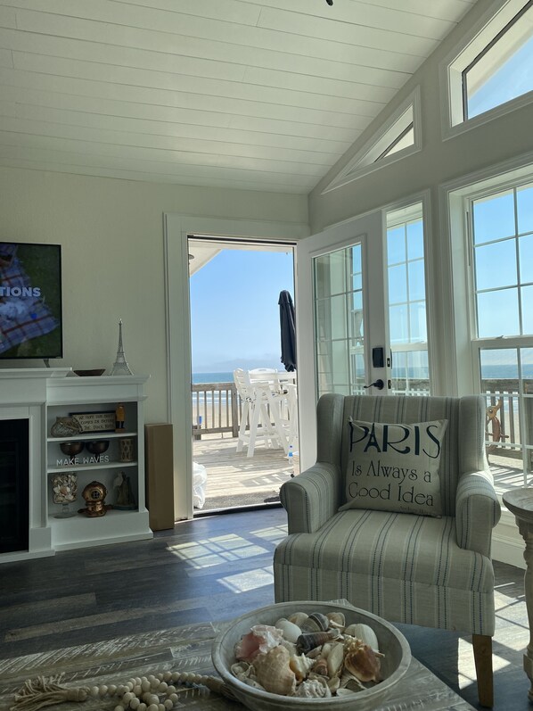 Smart TV, chimenea, libros y estéreo 