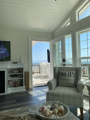 Smart TV, fireplace, books, stereo