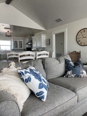 Smart TV, chimenea, libros y estéreo 