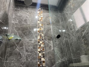 Chambre Panoramique | Salle de bain | Douche, serviettes fournies