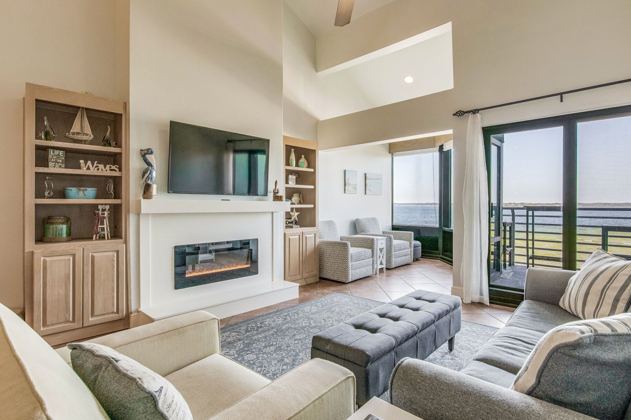 Smart TV, chimenea, libros