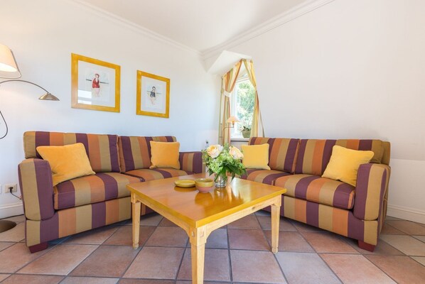 Unclassified image, 1 of 18, button