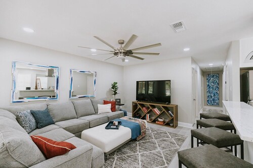 3BR/2BA close to beach & Downtown! Golf Cart available to rent - Twin Oaks
